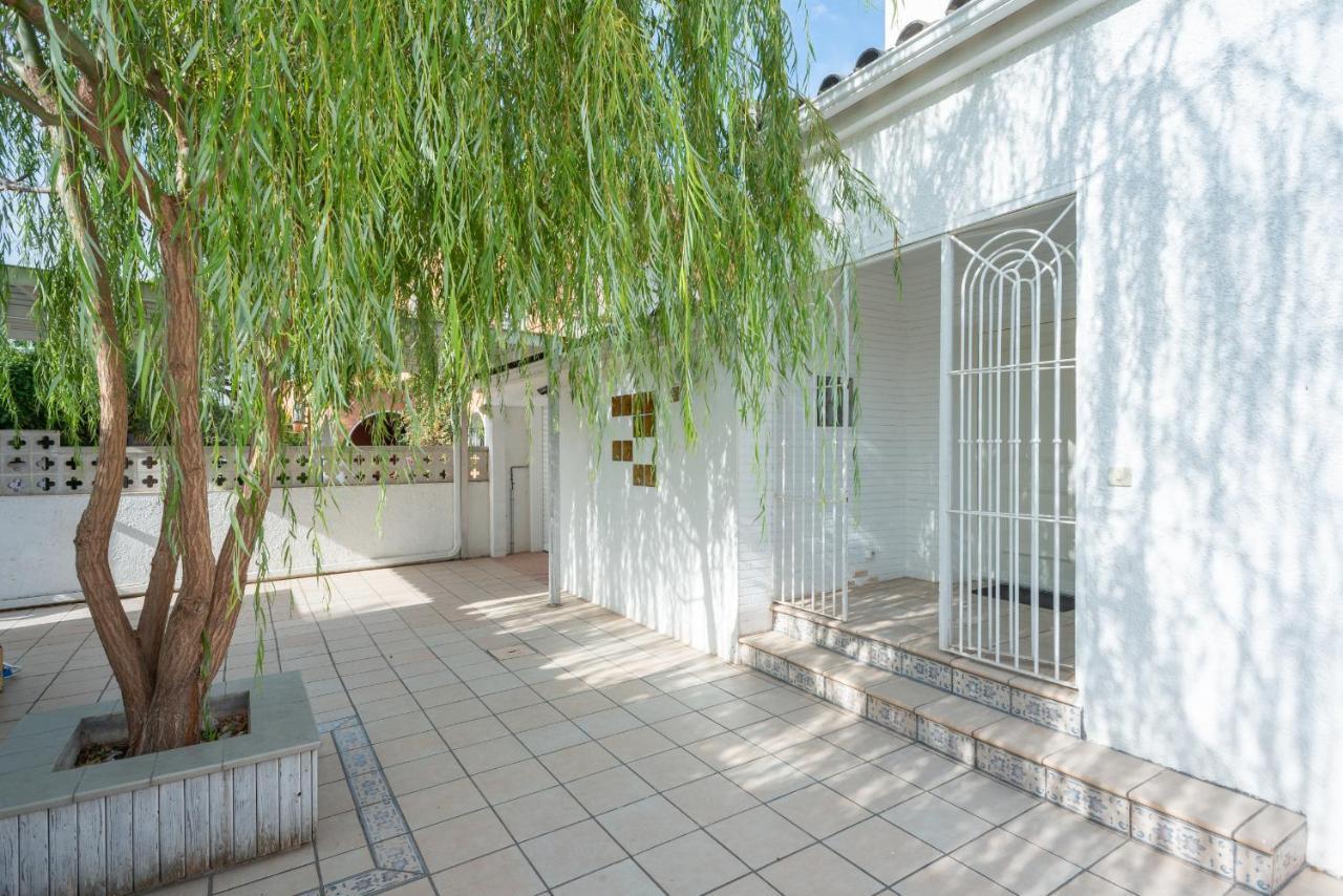 Villa Requesens On Canal Empuriabrava Exteriör bild