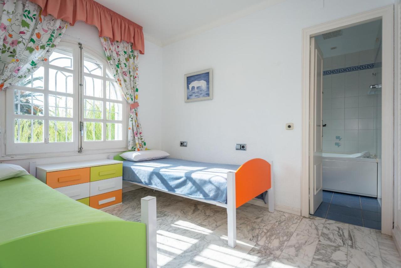 Villa Requesens On Canal Empuriabrava Exteriör bild