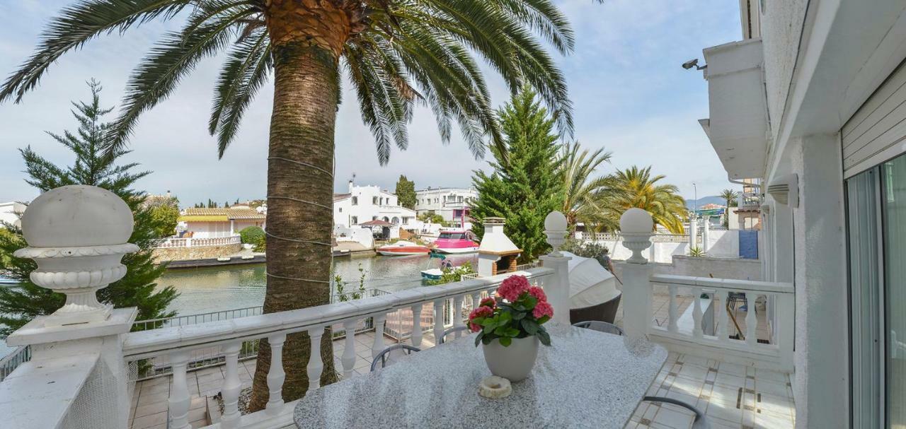 Villa Requesens On Canal Empuriabrava Exteriör bild