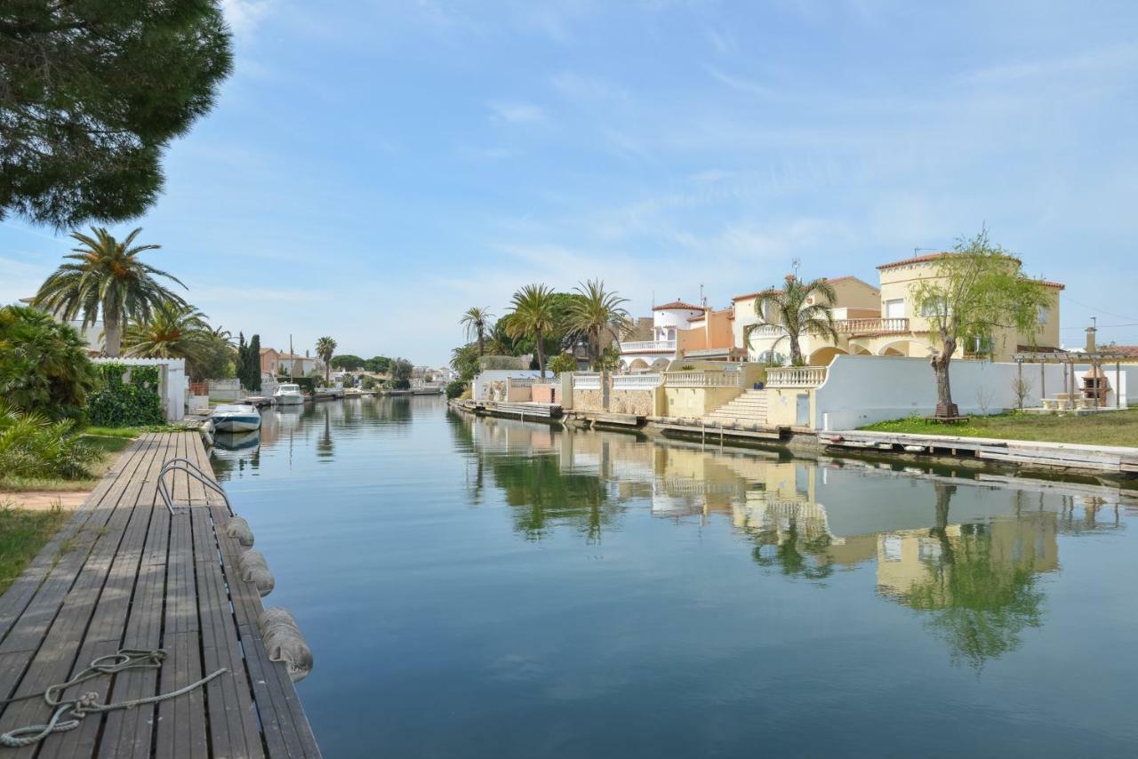 Villa Requesens On Canal Empuriabrava Exteriör bild