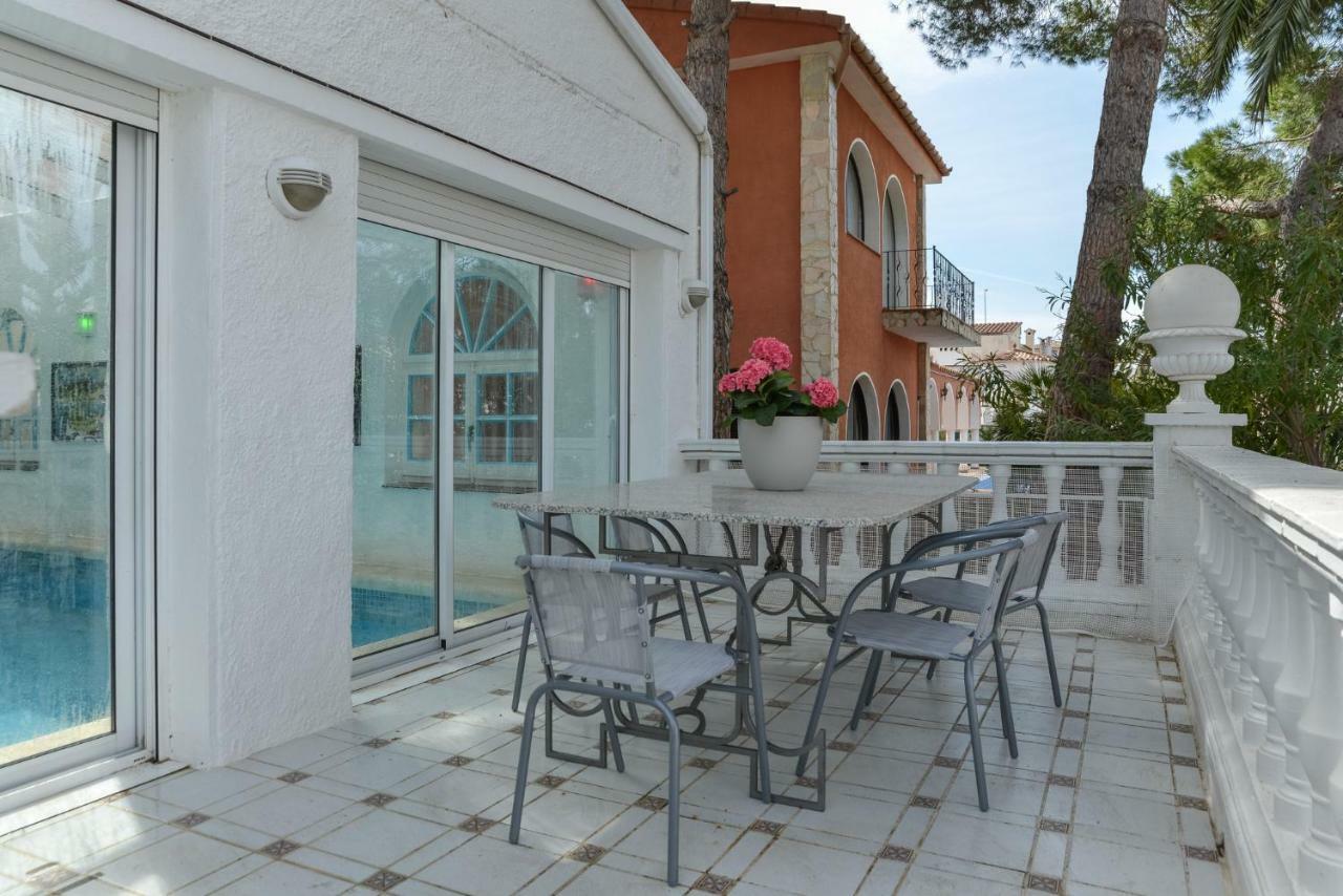 Villa Requesens On Canal Empuriabrava Exteriör bild