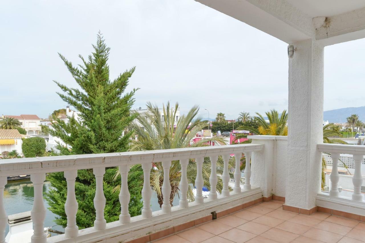 Villa Requesens On Canal Empuriabrava Exteriör bild