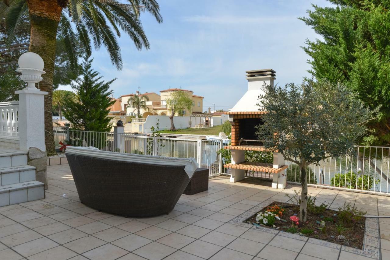 Villa Requesens On Canal Empuriabrava Exteriör bild