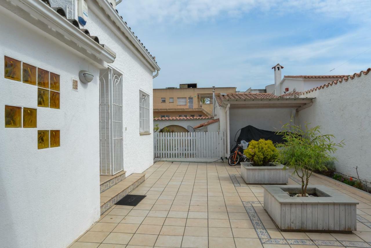 Villa Requesens On Canal Empuriabrava Exteriör bild